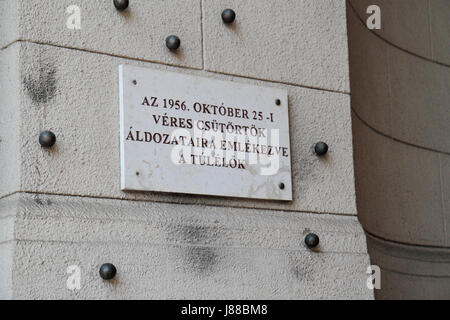 À côté de la plaque de métal marquage trous de balle à partir de la révolution de 1956 sur la Place Kossuth Lajos à Budapest, Hongrie. Banque D'Images