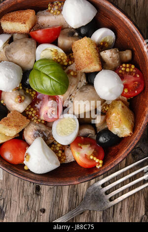Salade césar avec poulet grillé,croûtons, oeufs de caille, tomates et fromage Banque D'Images