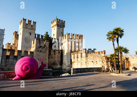 Château Scaliger Sirmione sur le lac de Garde en Lombardie, Italie Banque D'Images