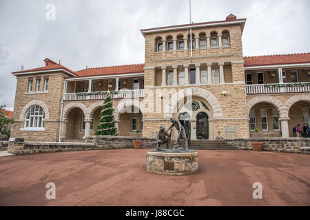 Australia-November,Perth WA,16,2016 : Perth Mint construction calcaire avec les touristes, statue et arbres de Noël à Perth, Australie occidentale Banque D'Images