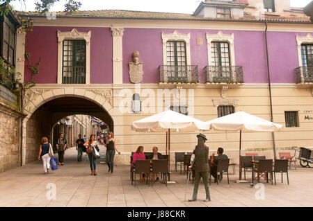 Mendez Nunez square, Monument de l'écrivain Ramon Maria del Valle Inclan, Pontevedra, Région de Galice, Espagne, Europe Banque D'Images