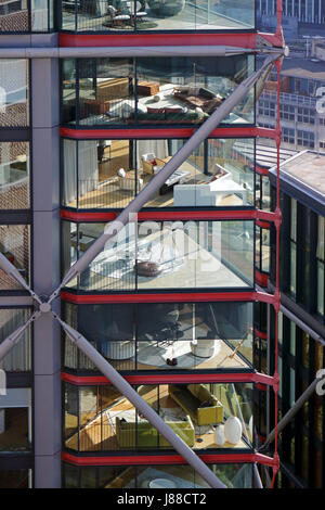 Neo Bankside appartements à côté de la maison de l'interrupteur au Tate Modern négligé par la plate-forme d'observation. Londres Banque D'Images