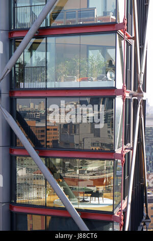 Neo Bankside appartements à côté de la maison de l'interrupteur au Tate Modern négligé par la plate-forme d'observation. Londres Banque D'Images