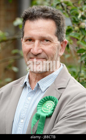 Neil Keir, le candidat du Parti vert dans la circonscription de South Ruislip et Uxbridge, arrive à prendre part à une élection à la tribune de l'Église baptiste Yiewsley, dans, Yiewsley, Middlesex. Banque D'Images