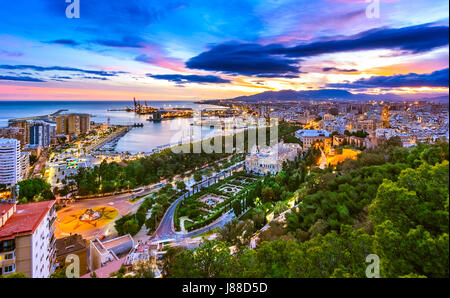 Vue panoramique de Malaga, au sud de l'Espagne, au crépuscule, montrant le port et ses environs Banque D'Images