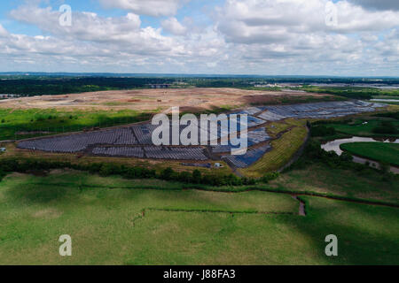 Panneau solaire champ près de Edgeboro décharge en East Brunswick, New Jersey Banque D'Images