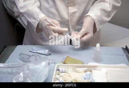 Les mains du médecin la préparation de frottis cervical pour test laboratory Banque D'Images