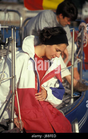 Femme assise sur le bord de l'yacht de sentiment de mer Banque D'Images