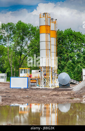 Silo à béton, installations de construction du site. Banque D'Images