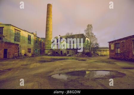 Fermé ancienne usine où réparer des voitures et fait le fer plus de détails. Urss, Cesis, la Lettonie. 2015. Banque D'Images