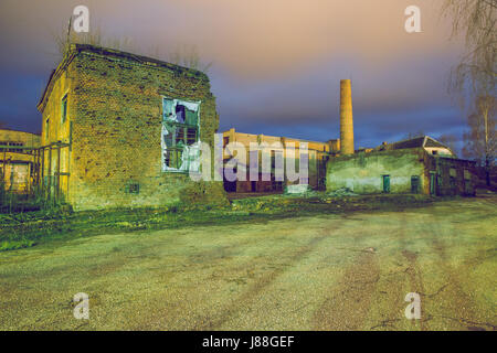 Fermé ancienne usine où réparer des voitures et fait le fer plus de détails. Urss, Cesis, la Lettonie. 2015. Banque D'Images