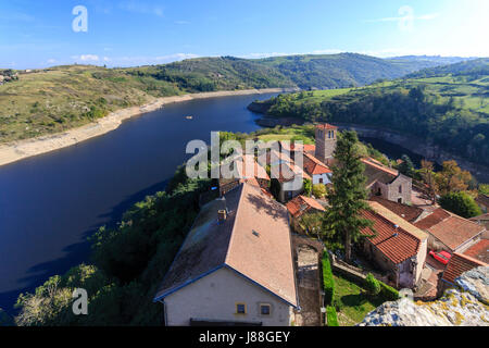 France, Loire, Saint-Jean-Saint-Maurice-sur-Loire, vue depuis le sommet de la tour sur le village et la Loire qui est aussi le lac Villerest (barrage) Banque D'Images