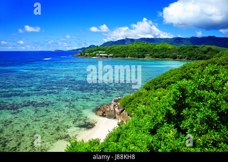 Moyenne de l'île, le parc national marin Sainte Anne, l'île de Mahé, République des Seychelles. Dans l'arrière-plan l'île de Mahé. Banque D'Images