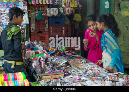 Deux jeunes femmes essayer cosmetics at a market stall à Jodhpur, Rajasthan, India Banque D'Images