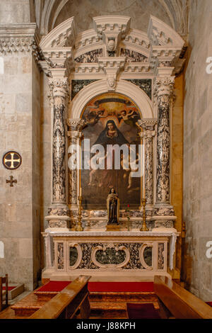 La Croatie Dalmatie Trogir ( Trau ) - St John Square La cathédrale de St Lawrence ( Cathédrale St Jean ) ( katedrala Sv. Lovre ) - allée - chapelle de Notre-Dame de la Miséricorde Banque D'Images