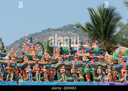 Divinités hindoues sont représentés sur la façade de l'Arunachaleshwara temple hindou à Tiruvannamalai, Tamil Nadu, Inde. Banque D'Images