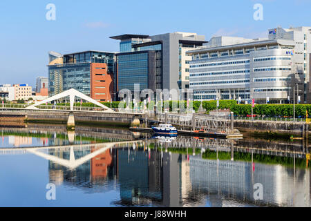 Broomielaw, Glasgow avec l'entreprise, de la banque et du commerce, l'affichage le long de la rivière Clyde vers le pont de Tradeston connu localement comme la SQ Banque D'Images