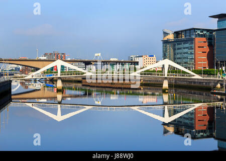 Broomielaw, Glasgow avec l'entreprise, de la banque et du commerce, l'affichage le long de la rivière Clyde vers le pont de Tradeston connu localement comme la SQ Banque D'Images