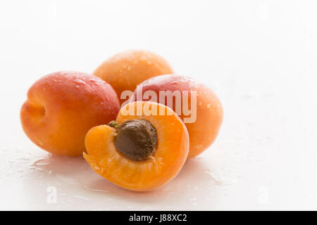 Fruits bio abricots sains sur un fond blanc Banque D'Images