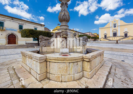 Cerreto Sannita (Benevento, Italie) - Collegiata San Martino et fontaine Delfini Banque D'Images