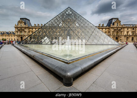 PARIS - 1 juillet : Pyramide de verre en face du musée du Louvre le 1 juillet 2013. Le Louvre est l'un des plus grands musées de Paris. Près de 35 000 Banque D'Images