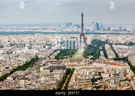 Vue aérienne sur le Champs de Mars et de la Tour Eiffel, Paris, France Banque D'Images