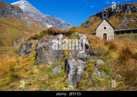 Petite chapelle sur le dessus de la Grossglockner Hochalpenstrasse serpentines, célèbre route de montagne en Autriche Banque D'Images