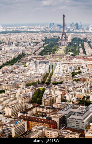 Vue aérienne sur le Champs de Mars et de la Tour Eiffel, Paris, France Banque D'Images