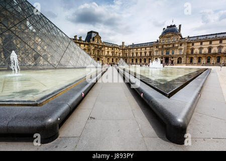 PARIS - 1 juillet : Pyramide de verre en face du musée du Louvre le 1 juillet 2013. Le Louvre est l'un des plus grands musées de Paris. Près de 35 000 Banque D'Images