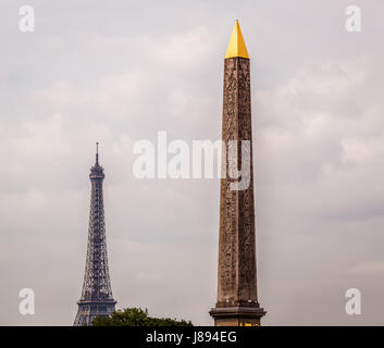 Obélisque de Louxor et de la Tour Eiffel, vue depuis la Place de la Concorde à Paris, France Banque D'Images