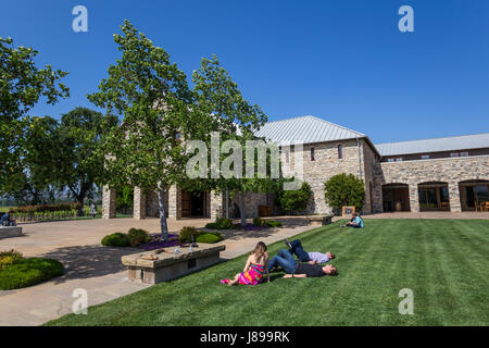 Touristes, visiteurs, visites, salle de dégustation de vins, Silver Oak Cellars, Oakville, Napa Valley, California, United States Banque D'Images