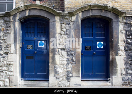 Porte en bois bleu sur un ton chambre traditionnelle en pierre Banque D'Images