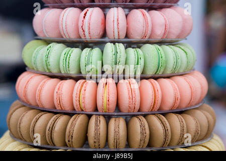 Français Macarons colorés empilés Banque D'Images