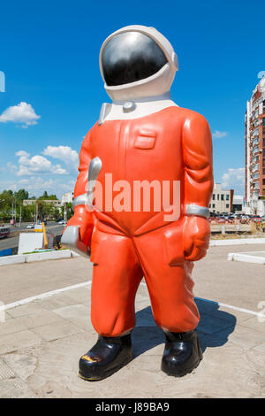 Samara, Russie - 25 mai 2017 : Sculpture 'Cosmonaut' contre le ciel bleu à côté du musée et centre d'exposition 'Samara Cosmos' Banque D'Images