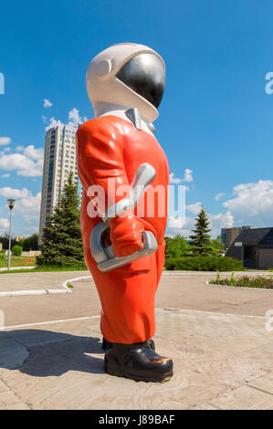 Samara, Russie - 25 mai 2017 : Sculpture 'Cosmonaut' contre le ciel bleu à côté du musée et centre d'exposition 'Samara Cosmos' Banque D'Images