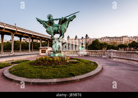 France va naître statue sur Pont de Bir-Hakeim à l'Aube, Paris, France Banque D'Images