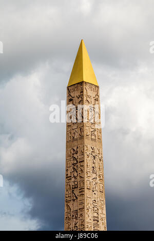 Obélisque de Louxor debout au centre de la Place de la Concorde à Paris, France Banque D'Images