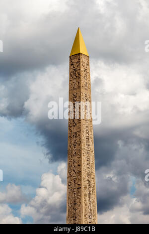 Obélisque de Louxor debout au centre de la Place de la Concorde à Paris, France Banque D'Images