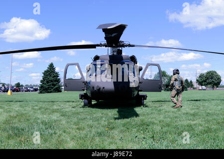 Un chef d'équipage de la Garde nationale informe les aviateurs alors qu'ils préparent un hélicoptère UH-60M Black Hawk pour le vol au quartier général de la 38e Division d'infanterie à Indianapolis lors d'une cérémonie de dédicace pour le nouveau modèle. Banque D'Images