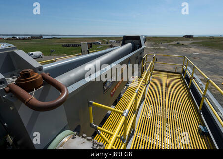 170411-N-PO203-225 DAHLGREN, en Virginie (avr. 11, 2017) Le Bureau de la recherche navale (ONR)-parrainé Railgun électromagnétique (EMRG) à la borne située à la Naval Surface Warfare Center Dahlgren Division (NSWCDD). L'EMRG launcher est une arme à longue portée qui tire un projectile à l'aide d'électricité au lieu de propulseurs chimiques. (U.S. Navy photo de John F. Williams/release) Banque D'Images