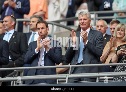 Gestionnaire de l'Angleterre Gareth Southgate et ancien chef de la Manchester United, David Gill lors de la Unis finale de la FA Cup au stade de Wembley, Londres. Banque D'Images