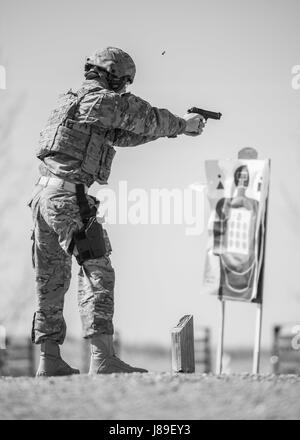 Navigant de première classe Ryan Benjamin, 91e Escadron des Forces de sécurité de missiles membre de la force de réaction, les feux d'un pistolet M9 à Camp Grafton, N.D., 4 mai 2017. L'entraînement physique et combinée des défenseurs des tirs d'armes pour se préparer à une grève mondiale Défi 2017. (U.S. Air Force photo/Senior Airman J.T. Armstrong) Banque D'Images