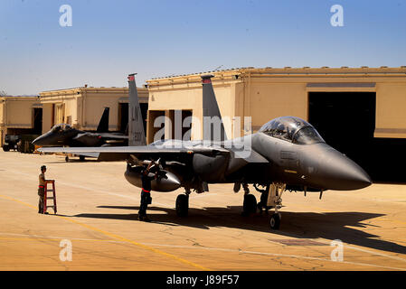 Aviateurs, affecté à la 48e Escadron de maintenance des aéronefs, Royal Air Force Lakenheath, Angleterre, faire une dernière inspection avant vol d'un F-15E Strike Eagle dans le cadre de l'exercice Juniper Falcon 8 mai, à la base aérienne de Uvda, Israël. Juniper Falcon 17 représente la combinaison de plusieurs composants bi-latérale/ exercices de la Force de défense d'Israël qui ont été exécutés chaque année depuis 2011. Ces exercices ont été combinés pour accroître les possibilités de formation conjointe et de capitaliser sur les transports et l'efficience économique acquise par cumul des forces canadiennes. (U.S. Air Force photo/ Tech. Le Sgt. Matthew Plew) Banque D'Images