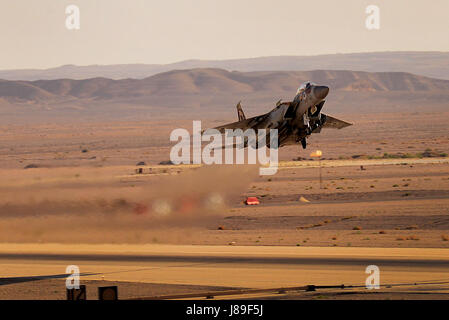 Un F-15I israélien Ra'am affecté à la soixante Niners lance pour une sortie dans le cadre de l'exercice Juniper Falcon 8 mai, à la base aérienne de Uvda, Israël. Juniper Falcon 17 représente la combinaison de plusieurs composants bi-latérale/ exercices de la Force de défense d'Israël qui ont été exécutés chaque année depuis 2011. Ces exercices ont été combinés pour accroître les possibilités de formation conjointe et de capitaliser sur les transports et l'efficience économique acquise par cumul des forces canadiennes. (U.S. Air Force photo/ Tech. Le Sgt. Matthew Plew) Banque D'Images