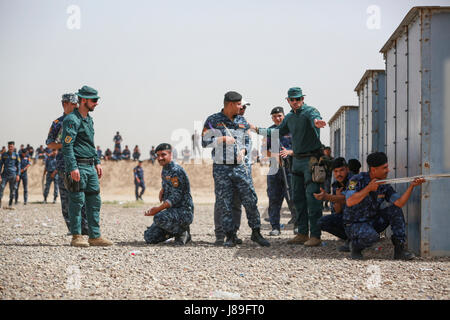 Guardia Civil espagnole formateurs formation de plomb sur le combat urbain pour les membres des forces de sécurité irakiennes à la gamme Besmaya complexe, l'Iraq, le 15 mai 2017. Cette formation fait partie de la Force opérationnelle interarmées combinée globale - Fonctionnement résoudre inhérent à renforcer les capacités des partenaires mission par la formation et de l'amélioration de la capacité des forces des combats en partenariat avec ISIS. Les GFIM-OIR est la Coalition mondiale pour vaincre ISIS en Iraq et en Syrie. (U.S. Photo de l'armée par le Cpl. Tracy McKithern) Banque D'Images