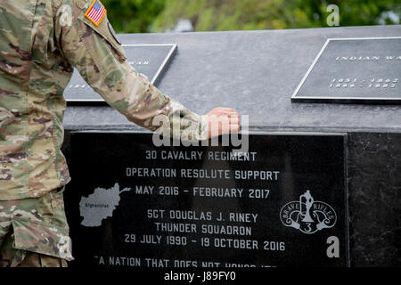 Un 3e régiment de cavalerie, une troupe de soldat coin sur la plaque commémorative pour le Sgt. Riney Douglas au site commémoratif du régiment à la suite d'un cereomy à Fort Hood, au Texas, le 16 mai 2017. Riney a été tué le 16 octobre. 2016 lors d'une attaque à Kaboul. (U.S. Photo de l'armée par le capitaine Grace Geiger) Banque D'Images