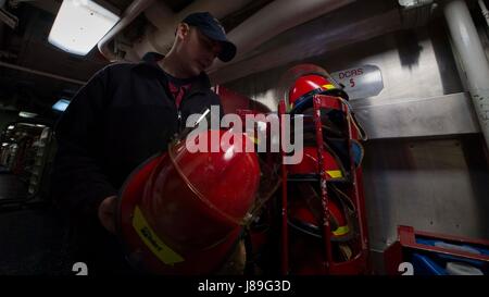 170516-N-HV059-004 Mer de Norvège (16 mai 2017) Dommage Controlman Michael Seaman Loden vérifie phares sur les casques de pompiers à bord de la classe Ticonderoga croiseur lance-missiles USS Leyte Gulf (CG 55) 16 mai 2017. Le Golfe de Leyte mène des opérations navales dans la sixième flotte américaine zone d'opérations à l'appui de la sécurité nationale des États-Unis en Europe. (U.S. Photo par marine Spécialiste de la communication de masse 2e classe Sonja Wickard/libérés) Banque D'Images