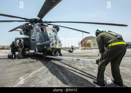 MANAMA, Bahreïn (18 mai 2017) marins affectés à l'hélicoptère de la lutte contre les mines (HM) de l'escadron 15, préparer un MH-53E Sea Dragon pour être remorqué avant de mener la lutte contre les mines la formation. HM-15 est assigné à la Force 52, la promotion des activités de lutte contre les mines dans la 5e flotte américaine zone d'opérations. (U.S. Photo par marine Spécialiste de la communication de masse 1re classe Joshua Bryce Bruns) Banque D'Images