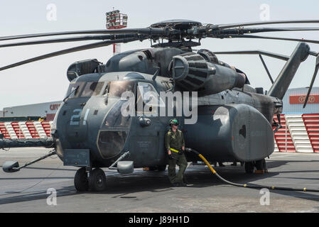 MANAMA, Bahreïn (18 mai 2017) l'Aviation Machiniste 4400 3 classe Jonathan Howard, affecté à l'hélicoptère de la lutte contre les mines (HM) de l'escadron 15, ravitaille un MH-53E Sea Dragon avant de mener la lutte contre les mines la formation. HM-15 est assigné à la Force 52, la promotion des activités de lutte contre les mines dans la 5e flotte américaine zone d'opérations. (U.S. Photo par marine Spécialiste de la communication de masse 1re classe Joshua Bryce Bruns) Banque D'Images