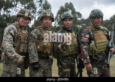 (De gauche à droite) Le Cpl. Zach l'amour, le Sgt. Bryan Stiles et les membres de l'Armée Philippine souhaiter chance avant une compétition de tir, le 19 mai 2017, à l'armée australienne de compétences Compétences à l'Assemblée, en Australie, Puckapunyal. Le concours, qui est divisé en plus de 60 matches individuels, dispose de la carabine, pistolet et mitraillette. Le rencontrez réunit 20 pays pendant deux semaines pour participer, apprendre les uns des autres et bâtir de meilleures alliances. L'amour, un natif de Leawood, Kansas, est une machine gunner avec 3e Bataillon, 4e Régiment de Marines. Stiles, originaire de Enola, Arkansas, est Banque D'Images